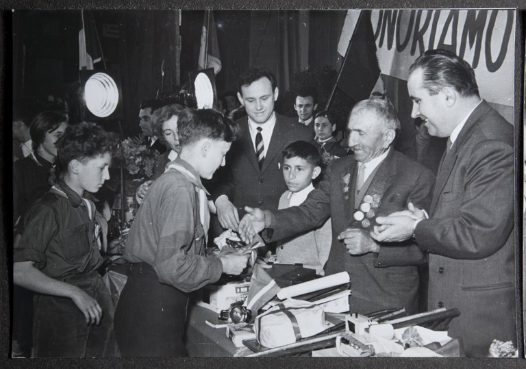Reggio Emilia, 1955, Teatro Municipale, Festeggiamenti per l'80° di Alcide Cervi, omaggi ad Alcide Cervi